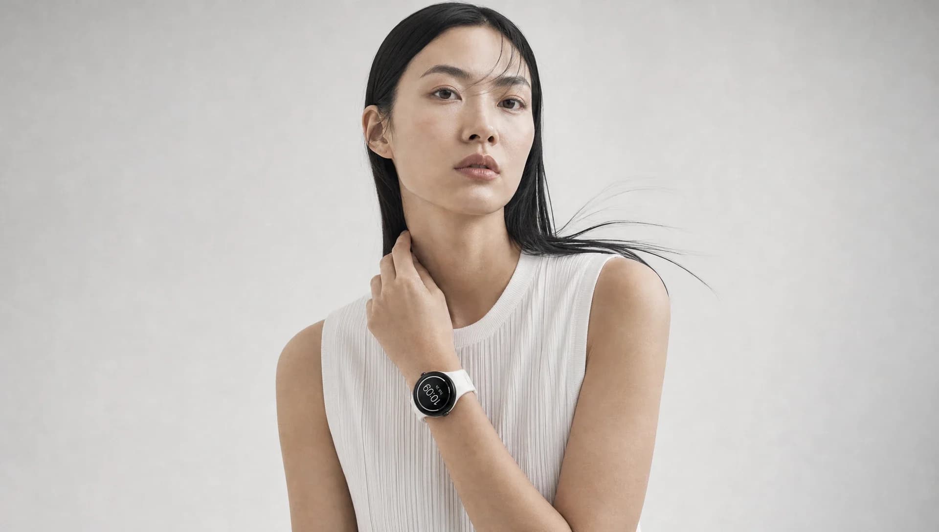 Woman wearing the smartwatch